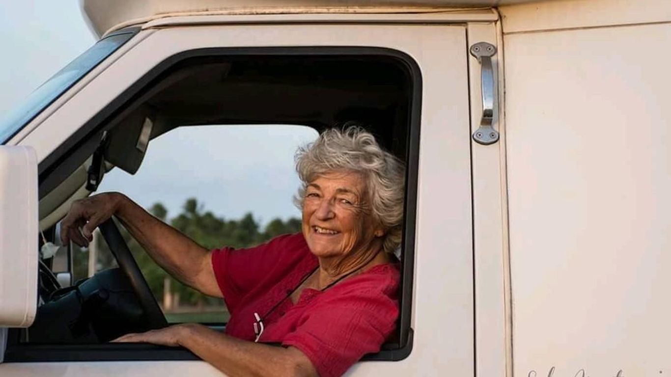 Con 82 años recorre el mundo en motorhome