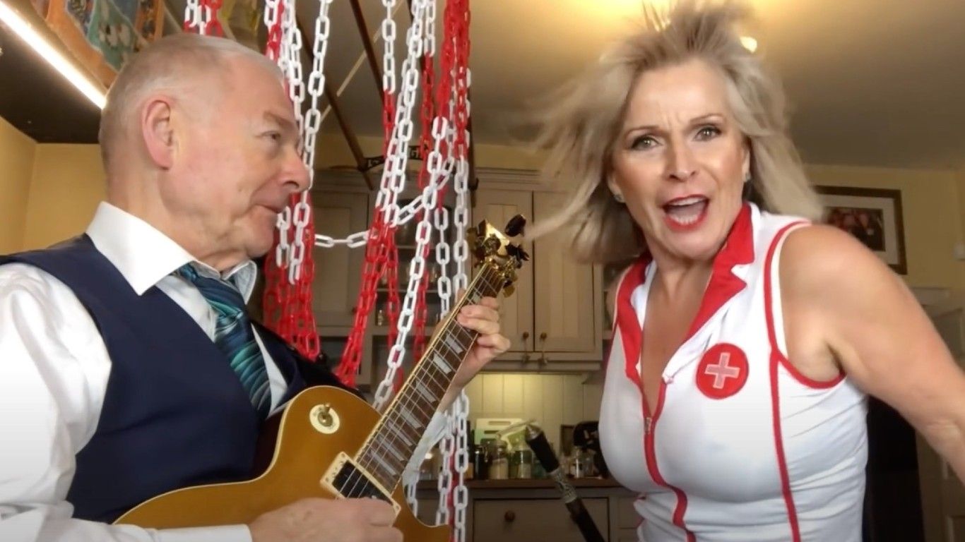 Robert Fripp y Toyah Willcox versionan a Alice Cooper