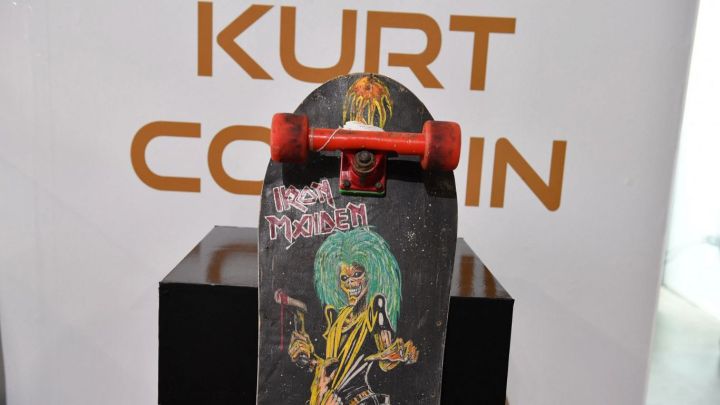 Tony Hawk desentierra una patineta de Iron Maiden pintada a mano por Kurt Cobain