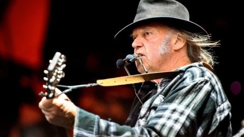 Después de pelearse, Neil Young se amigó con Spotify