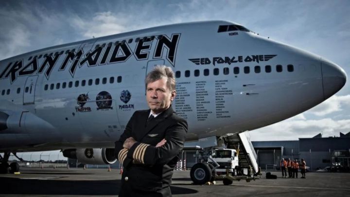 Salieron a la venta llaveros con los restos del avión de Iron Maiden