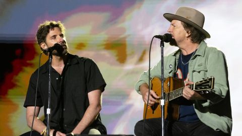 Bradley Cooper subió a cantar con Pearl Jam