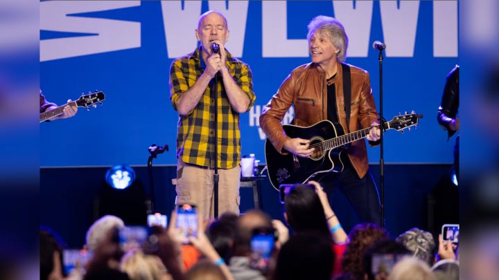 Miralo a Jon Bon Jovi tocando una de R.E.M. con Michael Stipe