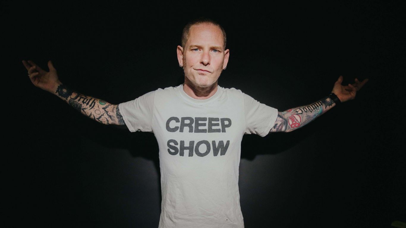 Corey Taylor se corta solo